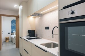 Réfrigérateur, four, plaque de cuisson, cafetière/bouilloire