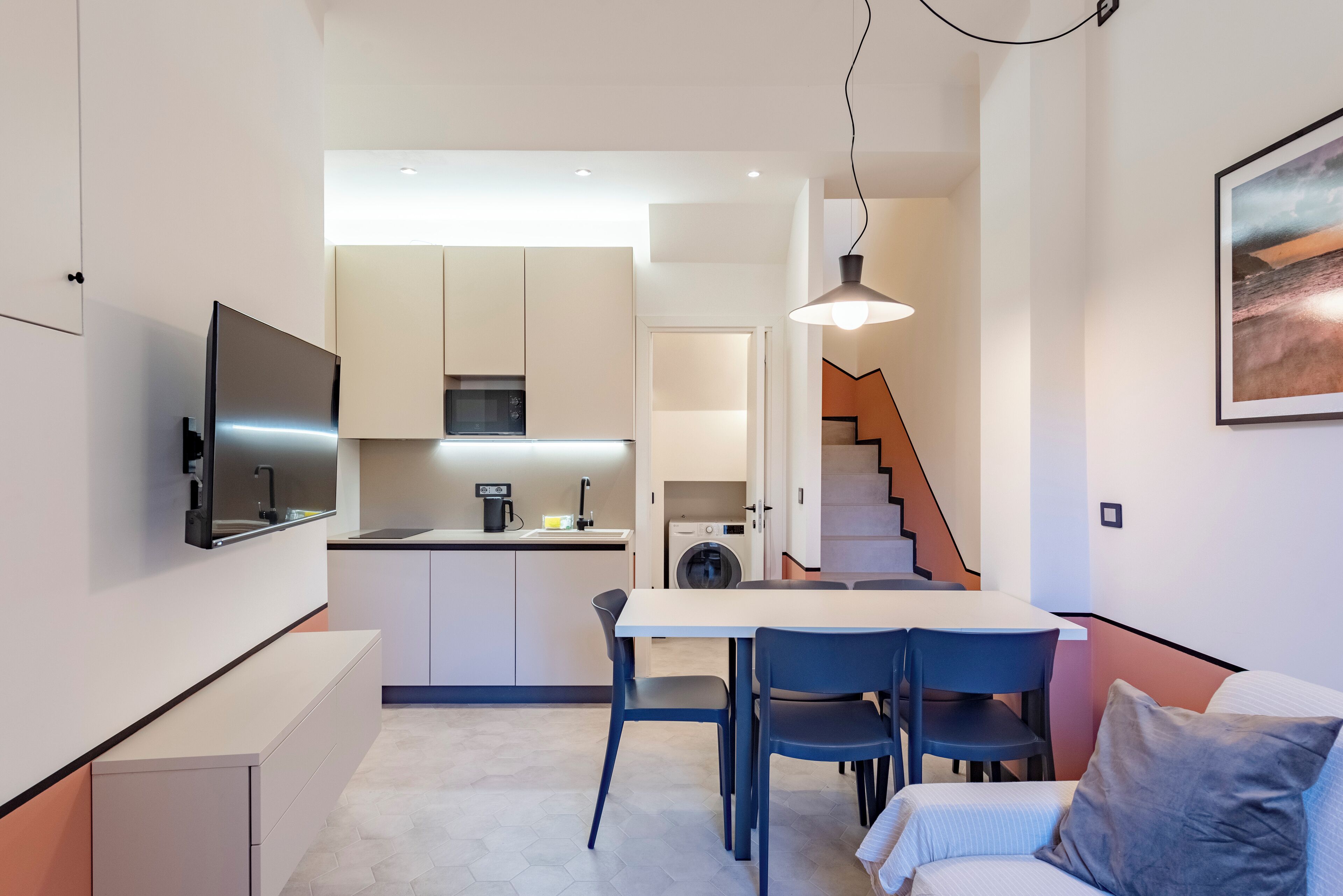 Appartamento, 2 camere da letto, balcone, vista città | Area soggiorno | TV a schermo piatto 43 pollici con canali digitali, TV