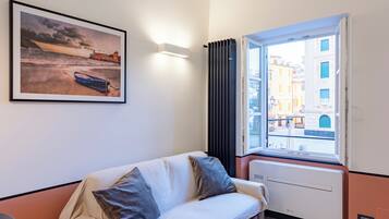 Appartamento, 2 camere da letto, balcone, vista città | Area soggiorno | TV a schermo piatto 43 pollici con canali digitali, TV