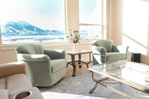 Interior - All new inside, 3-bedroom house, WiFi, AC beautiful Paradise Valley Yellowstone (Emigrant)