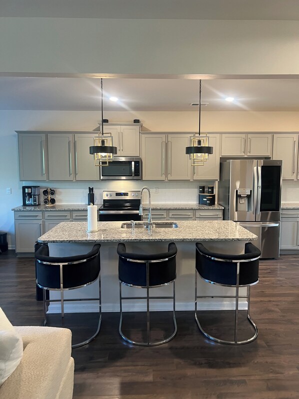 Microwave, oven, stovetop, dishwasher - Spacious 5-bedroom house with WiFi, AC in charming Grovetown (Grovetown)