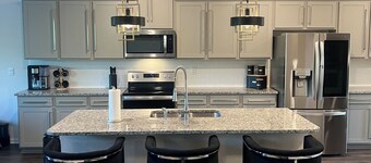 Spacious 5-bedroom house with WiFi, AC in charming Grovetown