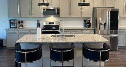 Spacious 5-bedroom house with WiFi, AC in charming Grovetown
