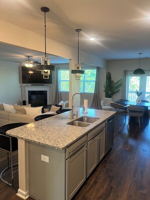 Interior - Spacious 5-bedroom house with WiFi, AC in charming Grovetown (Grovetown)