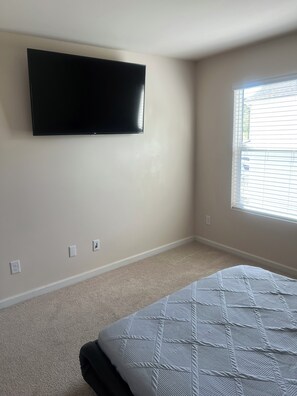 5 bedrooms, iron/ironing board, WiFi, bed sheets