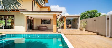 Hus Deluxe - 4 sovrum - luftkonditionering | Pool | Inomhuspool, utomhuspool, parasoller och solstolar