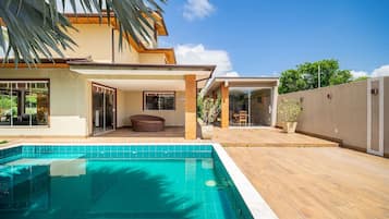 Deluxe-Haus, 4 Schlafzimmer, Klimaanlage | Pool | Innenpool, Außenpool, Sonnenschirme, Liegestühle