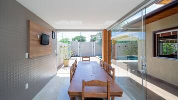 Casa luxo, 4 quartos, ar-condicionado | Opções para refeição ao ar livre