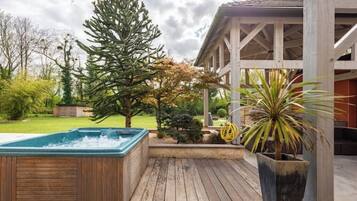 Bain à remous extérieur