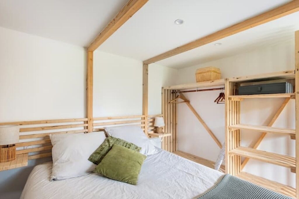 1 slaapkamer, een strijkplank/strijkijzer, wifi, beddengoed