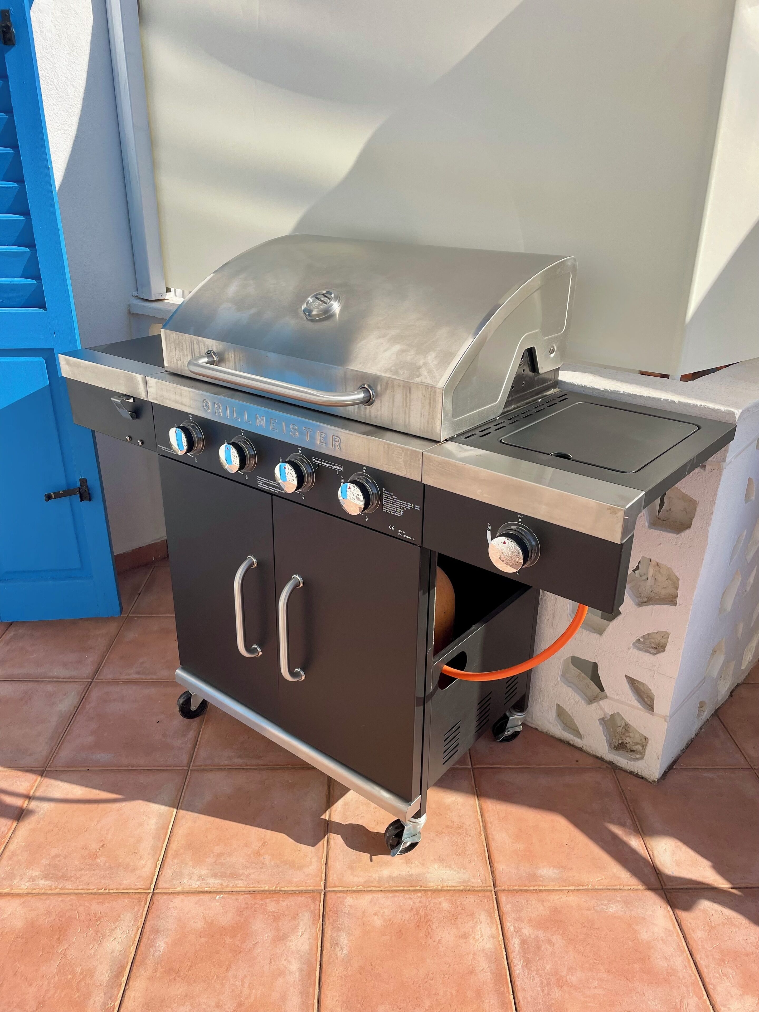En bærbar grill med rustfrit stålfinish, digitalt display og flere styreknopper.