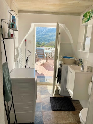 Casa Comfort, 3 camere da letto, vista collina, fronte mare | Bagno | Doccia, pantofole