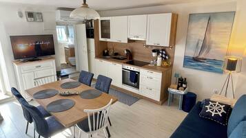 Full-size fridge, microwave, oven, stovetop