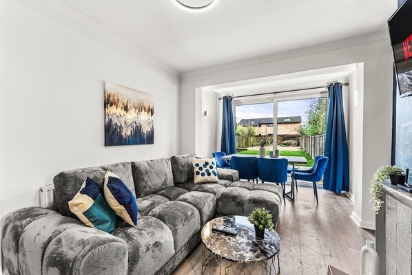 TV - Gorgeous Abode in Cambridge - Pet Friendly! (Cambridge)