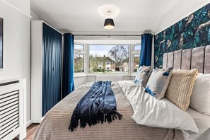 Iron/ironing board, Internet, bed sheets - Gorgeous Abode in Cambridge - Pet Friendly! (Cambridge)