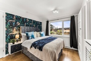 Iron/ironing board, internet, bed sheets - Gorgeous Abode in Cambridge - Pet Friendly! (Cambridge)