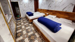 Habitación de hotel con dos camas, paredes de mármol, cabecero de madera y suelo estampado.