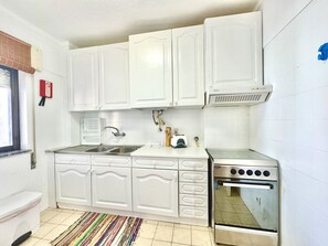 Mikrowelle, Wasserkocher mit Kaffee-/Teezubehör