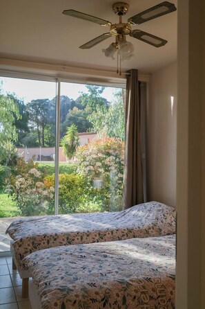 2 makuuhuonetta, silitysrauta/-lauta, Wi-Fi, vuodevaatteet