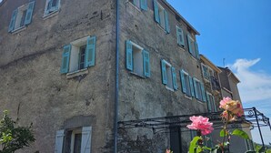 A building with multiple windows and a balcony. - Master bedroom with living room (Rapale)
