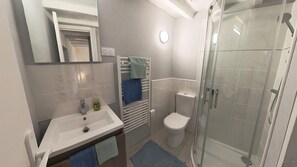 Hair dryer, towels, soap, toilet paper - Gîte "Aux-Enverons (Savigny-en-Véron)