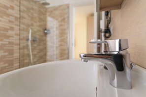 Een douche, een haardroger, een bidet, handdoeken