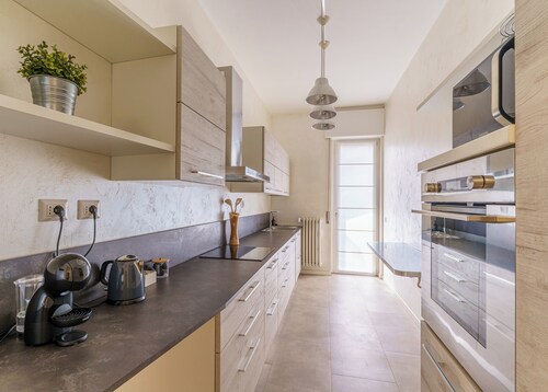 Spacious & Modern Central Stay: Sleeps 6 + Private Parking