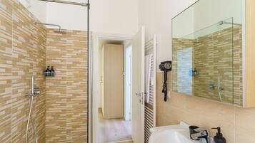 Dusche, Haartrockner, Bidet, Handtücher