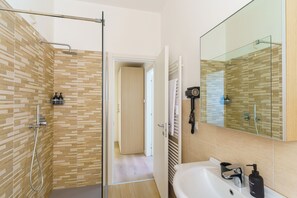 Ducha, secador de pelo, bidet, toallas