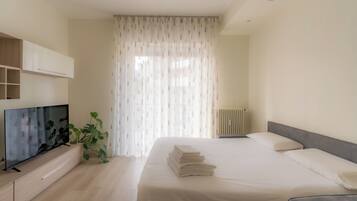 2 camere, una cassaforte in camera, una scrivania, ferro/asse da stiro