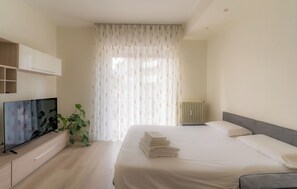 2 bedrooms, in-room safe, desk, iron/ironing board