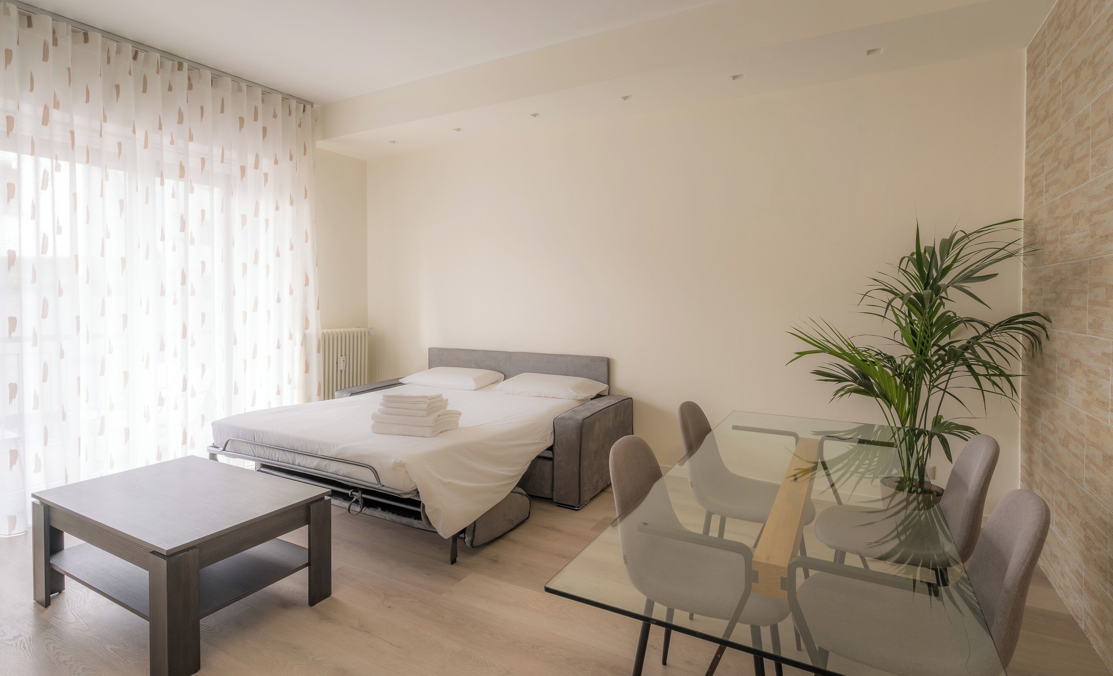 2 Schlafzimmer, Zimmersafe, Schreibtisch, Bügeleisen/Bügelbrett