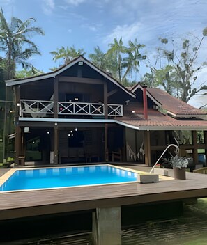 A two-story house with a swimming pool, a balcony, and a red roof. - Linda casa na Praia de Cambury - SP - 4  (Sao Sebastiao)
