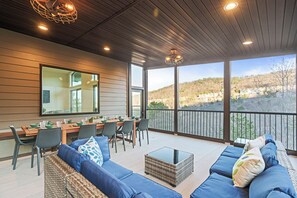 Smart TV, chimenea y tenis de mesa