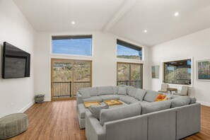 Smart-TV, Kamin, Tischtennisplatte