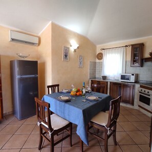 Departamento, balcón, vista al mar | Cocina privada | Refrigerador, microondas, horno y cafetera de espresso 