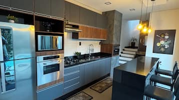 Refrigerador, microondas, horno, placa de cocina