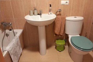Huoneisto | Kylpyhuone | Suihku, hiustenkuivaaja, pyyhkeet