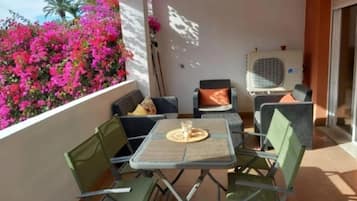 Apartamento | Restaurante al aire libre