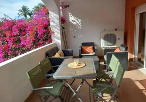 Apartamento | Restaurante al aire libre