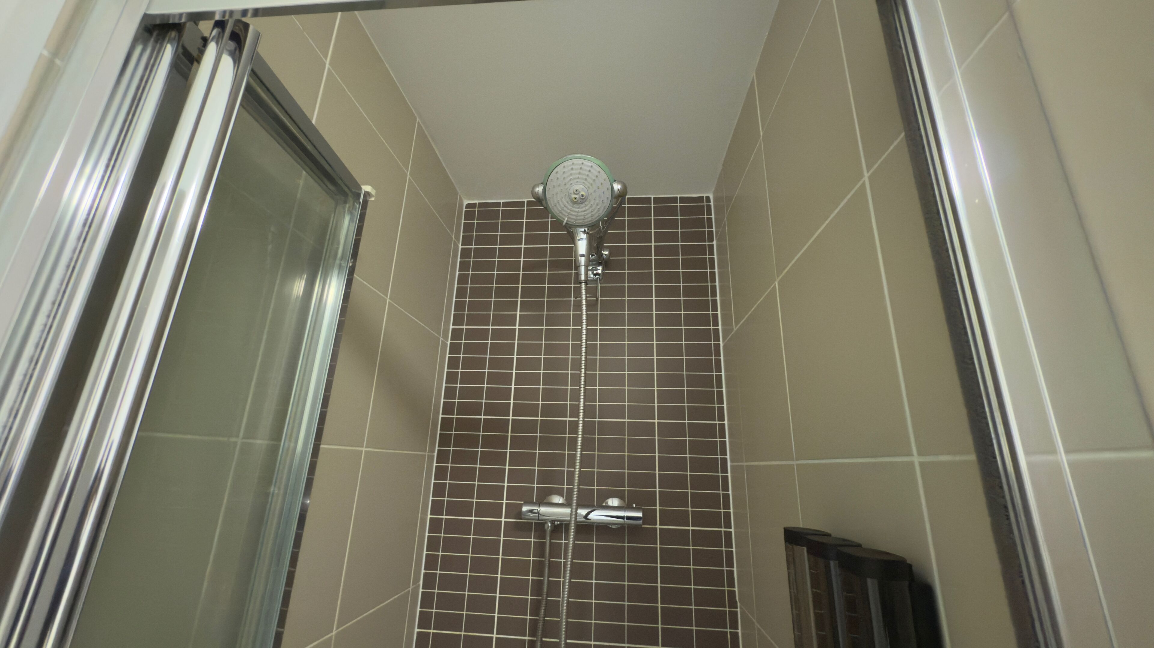 Huoneisto | Kylpyhuone | Suihkun ja ammeen yhdistelmä, syvä kylpyamme, hiustenkuivaaja, pyyhkeet