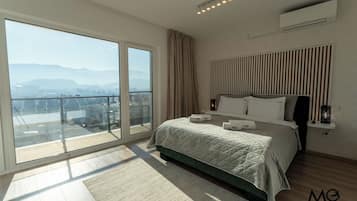 Deluxe penthouse, uitzicht op bergen | 3 slaapkamers, luxe beddengoed, bedden met traagschuimmatras, een bureau