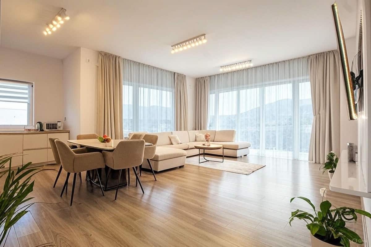 Deluxe Penthouse, Mountain View | Living area | 175-cm Smart TV with cable channels, Netflix, books