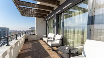 Deluxe penthouse, uitzicht op bergen | Balkon