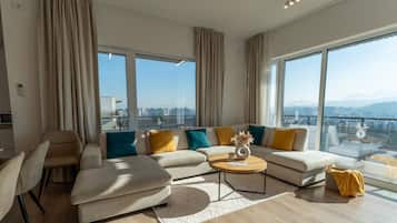 Deluxe penthouse, uitzicht op bergen | Woonruimte | Een 175-cm smart-tv met kabelzenders, Netflix en boeken