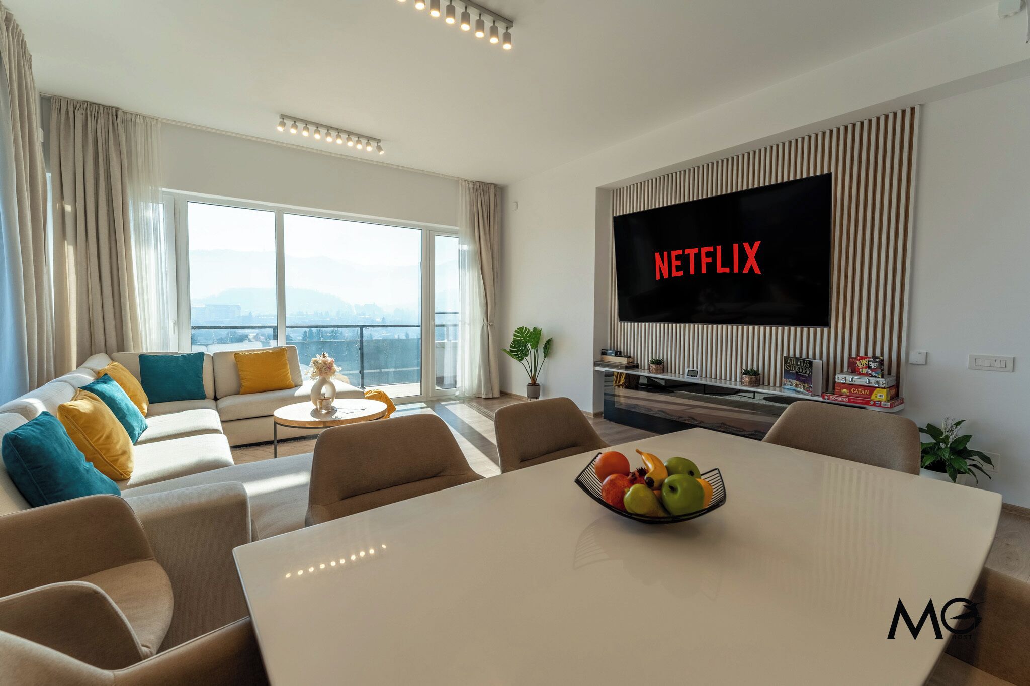 Deluxe Penthouse, Mountain View | Living area | 175-cm Smart TV with cable channels, Netflix, books
