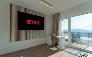 Deluxe Penthouse, Mountain View | Premium bedding, memory foam beds, desk, soundproofing - MoHost Penthous and MoHost View (Brasov)