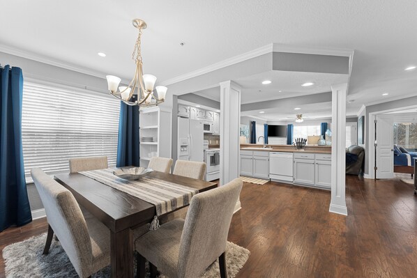 Dining - 2 pools, King Beds, Hot Tub, Full Kitchen, Pet friendly, Private Balcony (Branson)