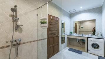 Dusche, Haartrockner, Handtücher, Seife