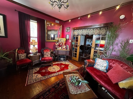 Smart TV. Charming 2-bedroom Victorian Cottage house in downtown Hot Springs